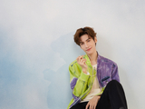 组图：罗云熙34岁生日照 荧光拼色马甲搭配蜻蜓道具童趣十足