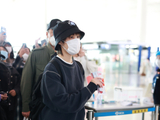 组图：李宇春现身机场 运动套装全黑造型休闲时髦