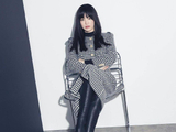 组图：宋慧乔最新写真释出 黑色长发搭配格纹大衣干练十足