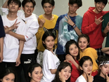 组图：中戏大一新生合影曝光 易烊千玺胡先煦比耶李兰迪笑容甜