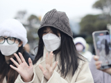 组图：蒋依依身着燕麦色外套现身机场 搭配同色系配饰穿搭超温柔