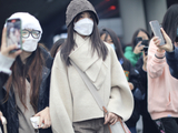 组图：蒋依依身着燕麦色外套现身机场 搭配同色系配饰穿搭超温柔