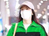 组图：陈紫函绿色毛衣手拿棉服现身机场 藕色棒球帽点睛之笔