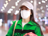 组图：陈紫函绿色毛衣手拿棉服现身机场 藕色棒球帽点睛之笔