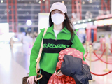 组图：陈紫函绿色毛衣手拿棉服现身机场 藕色棒球帽点睛之笔
