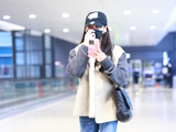 组图：张雨绮休闲造型现身机场 拼接外套尽显随性活力