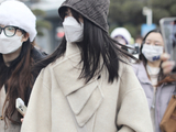 组图：蒋依依身着燕麦色外套现身机场 搭配同色系配饰穿搭超温柔