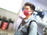 组图：张云龙穿牛仔夹克现身机场 剑眉星目英气十足侧颜帅气