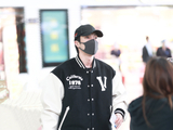 组图：高瀚宇穿棒球服造型亮相机场 戴棒球帽宽肩长腿比例好