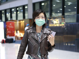 组图：万茜穿长裙搭皮夹克现身机场 配黑色靴子露纤细小腿气质好