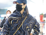 组图：李菲儿穿艺术感毛衣现身机场 戴棒球帽对镜比心笑容甜美