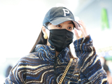 组图：李菲儿穿艺术感毛衣现身机场 戴棒球帽对镜比心笑容甜美