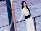 组图：杨紫身穿白色西装写真释出 半马尾造型俏皮中带着温柔
