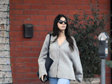 组图：卡米拉·莫罗穿灰色针织外套出街 搭配简单低调