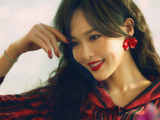 组图：唐嫣晒兔年最新写真温婉大气 着红黑开叉长裙露灿笑气质佳
