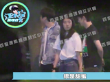 组图：苏小玎与友人聚会被拍 手牵长发女子引恋情猜疑