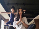 组图：曹格妻子教儿女练瑜伽 姐姐Joe软萌可爱