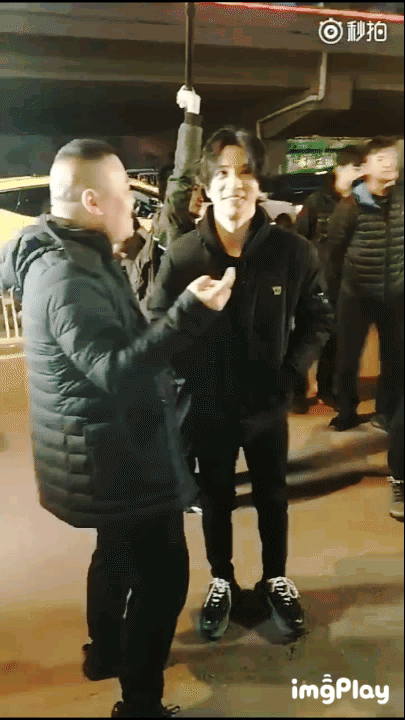 组图：网友偶遇薛之谦岳云鹏录节目 现场唱五环之歌