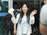组图：少女时代泰妍飞往香港 扎丸子头可爱清新