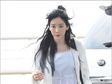 组图：少女时代泰妍飞往香港 扎丸子头可爱清新