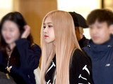 组图：BlackPink成员ROSE飞往北京 穿粉色短裙不惧冷风