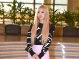 组图：BlackPink成员ROSE飞往北京 穿粉色短裙不惧冷风