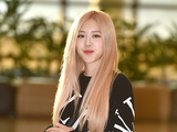 组图：BlackPink成员ROSE飞往北京 穿粉色短裙不惧冷风