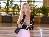 组图：BlackPink成员ROSE飞往北京 穿粉色短裙不惧冷风