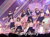 组图：韩女团IZONE登台热舞 宫胁咲良粉衣可爱