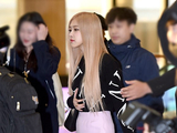 组图：BlackPink成员ROSE飞往北京 穿粉色短裙不惧冷风