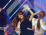 组图：韩女团IZONE登台热舞 宫胁咲良粉衣可爱