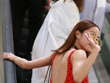 组图：蔡依林清凉小背心现身 炫完腹肌秀丰胸美背