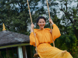 组图：许晴黄色长裙荡秋千画面唯美 甜笑动人满是明艳少女感