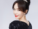 组图：唐嫣穿复古小黑裙秀曼妙身材 戴皇冠配红唇优雅高贵