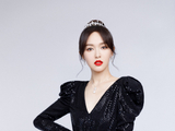 组图：唐嫣穿复古小黑裙秀曼妙身材 戴皇冠配红唇优雅高贵