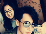 组图：九岁NeiNei佩戴眼镜显兴奋 吴尊晒旧照称女儿与自己一样
