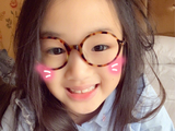 组图：九岁NeiNei佩戴眼镜显兴奋 吴尊晒旧照称女儿与自己一样