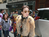 51岁刘嘉玲保养得宜 穿皮草大衣贵妇范十足
