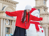组图：孙芮晒哈尔滨街头写真 红衣白帽搭配雪人喜庆可爱