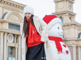 组图：孙芮晒哈尔滨街头写真 红衣白帽搭配雪人喜庆可爱