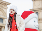 组图：孙芮晒哈尔滨街头写真 红衣白帽搭配雪人喜庆可爱