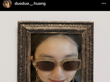 组图：黄多多晒戴墨镜自拍照 怼脸拍摄红唇吸睛酷飒十足