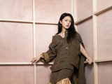 组图：赵今麦摩登色彩封面大片释出 着灰色亮片斜肩上衣灵动可人