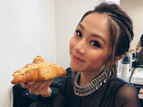 组图：邓紫棋沉迷榴莲牛角包 为走红毯只吃半个很委屈