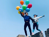 组图：钟丽缇张伦硕带气球爬长城 拍情侣照蹦超高惹惊呼
