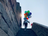 组图：钟丽缇张伦硕带气球爬长城 拍情侣照蹦超高惹惊呼