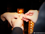 组图：杨谨华纪念结婚一周年 分享求婚现场照幸福甜蜜