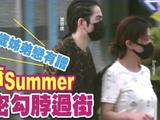 萧敬腾与女经纪人挽手搭肩过马路 两人差13岁多次传绯闻