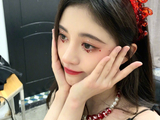 组图：鞠婧祎晒18宫格库存美照 戴红色头饰卖萌泪钻眼妆吸睛