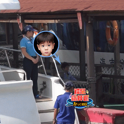 组图：嗯哼摔了个狗啃泥坚强爬起 Jasper被拍照阿姨吓到表情亮了